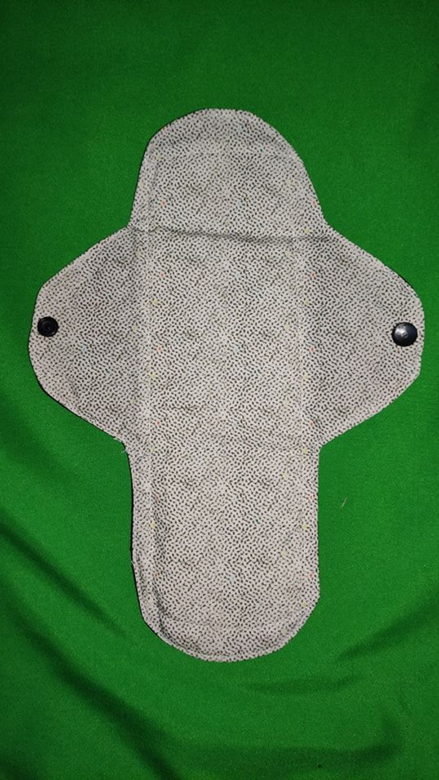 serviette hygiénique lavable (gris tacheté et noir)