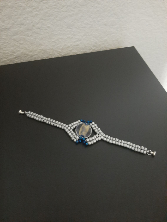 bracelet argenté œil verre murano doré , tissé en  crystal et perles rocailles   fermoir magnétique 		