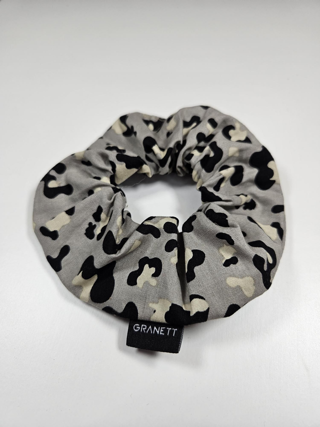 LEO gray scrunchie hajgumi