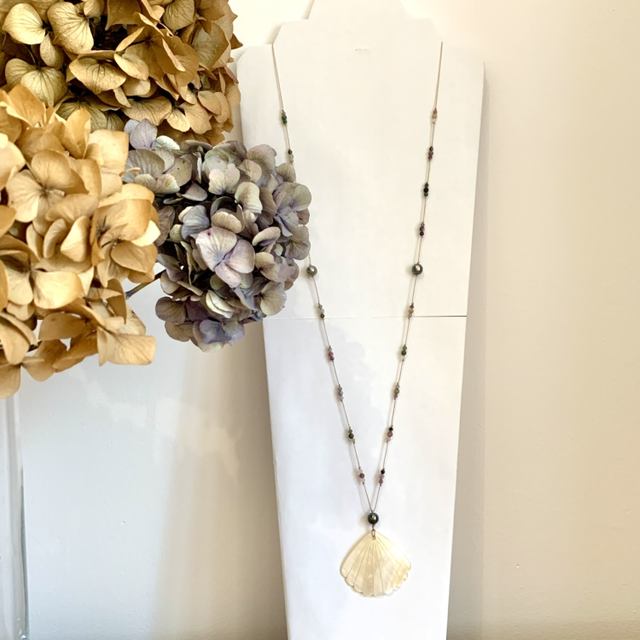 Sautoir, collier, Perles noires de Tahiti et nacre (longueur réglable de 37 à 64cm)