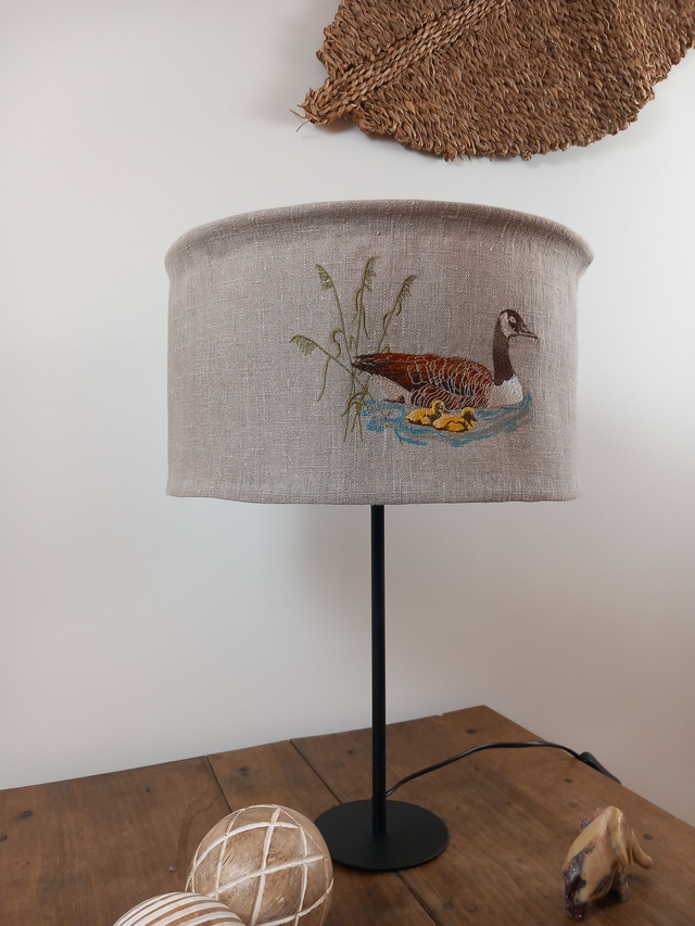 Abat-jour brodé pour lampe de table "Oie et ses oisons". Création artisanale.