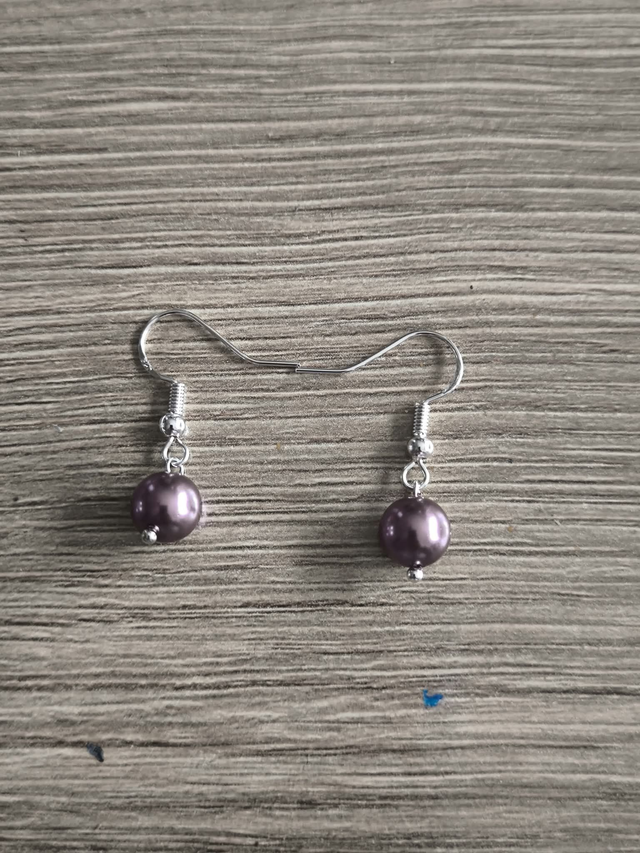 Boucles d’Oreilles Perles de Majorque Mauve – Bijou Élégant en Acier Inoxydable