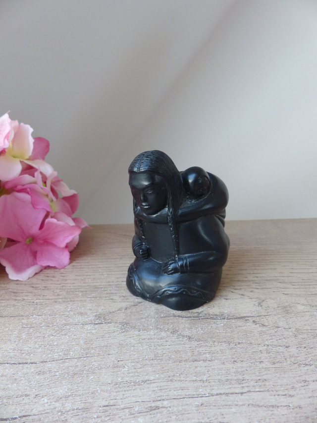 Sculpture Figurine Maman Esquimau et son Bébé, Figurine Mère et Enfant Inuit, Statuette Canadienne Arctique en résine noire, Boma canada