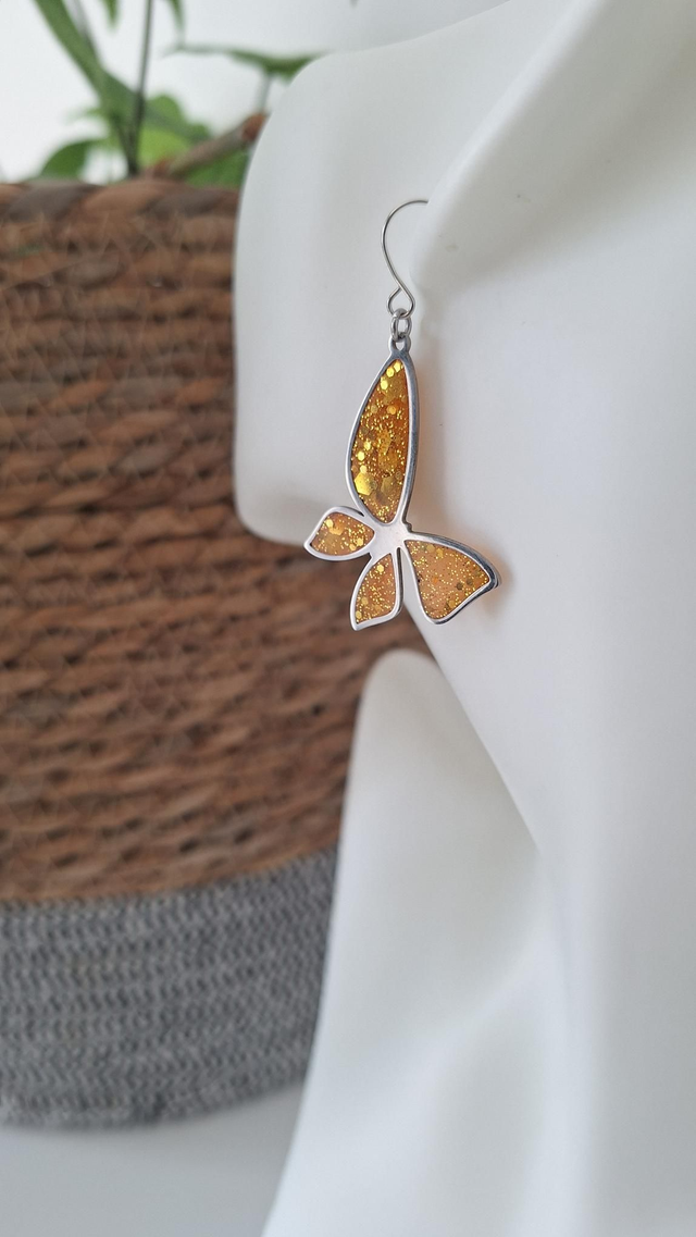 Boucles d&#039;oreilles papillons orange et paillettes dorées 
