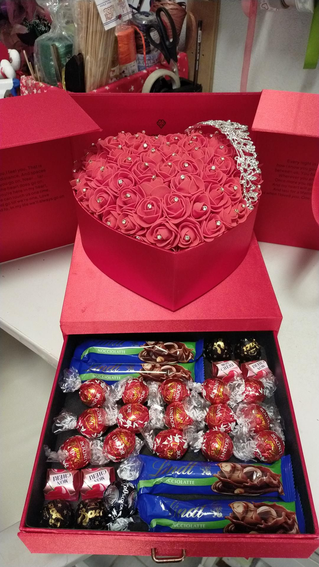Cofanetto in raso con cuore roselline rosse e strass + diadema +cioccolatini Lindt 
