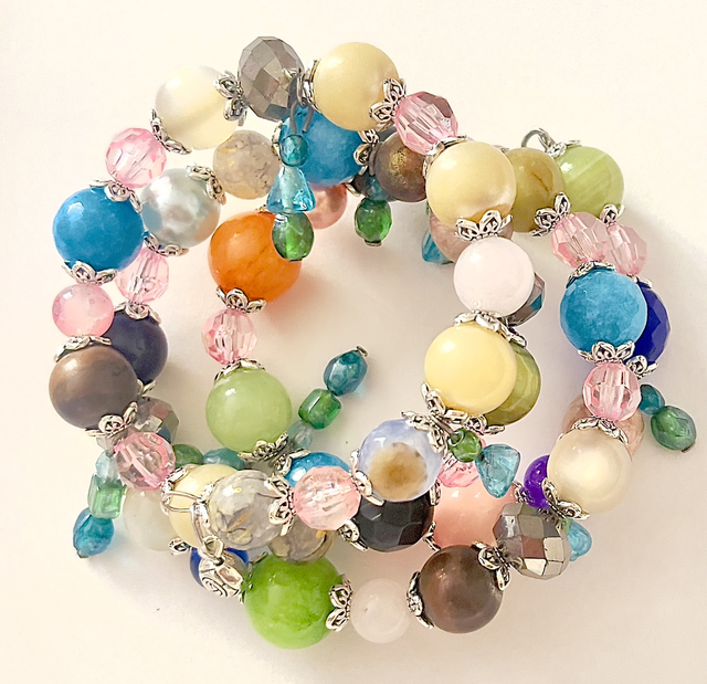 B92 - Bracelet perles sur fil mémoire de forme