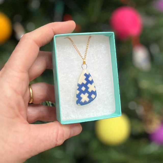 Drop-stone pendant necklace