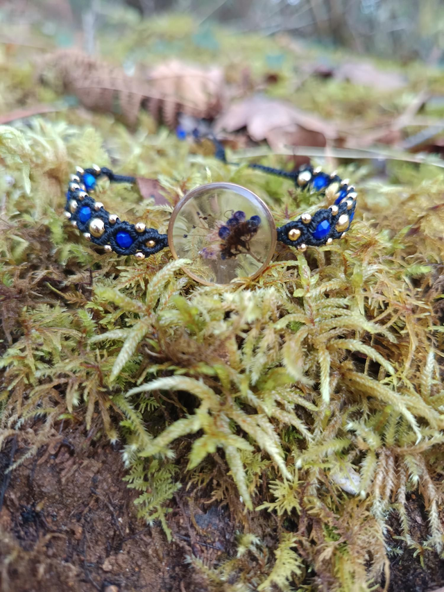 Bracelet avec fleur naturelle et perles bleu et doré 