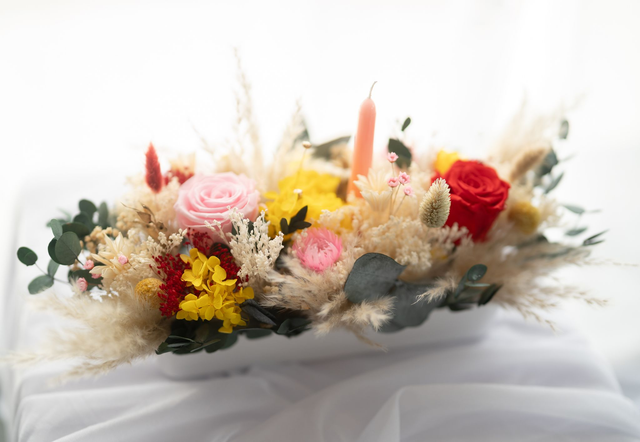 Centre de table fleuri avec bougie