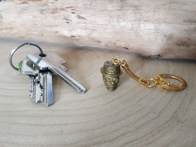 Porte-clés tête de mort bronze avec chapeau