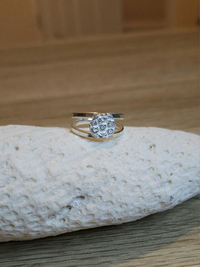 Coral fragment split band ring