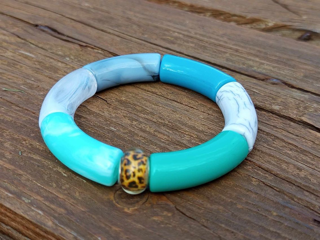 Bracelet perles tubes incurvées acrylique Jaya Firoza