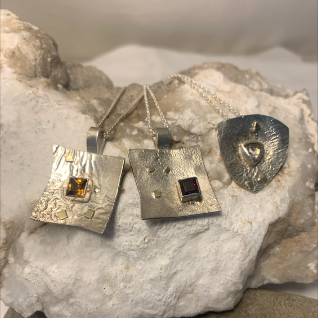 Anhänger „Square“ und „Triangle“ aus recyceltem Sterlingsilber mit Edelsteinen