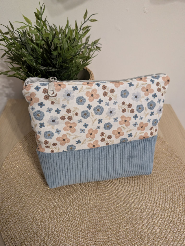 Trousse matelassée fleuri/ bleu clair