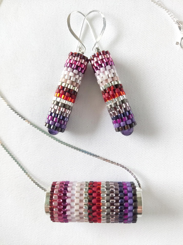 Conjunto de colgante y pendientes tubo morado y granate