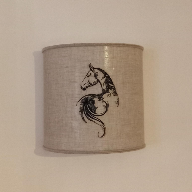 Abat jour en lin brodé. Broderie cheval. applique murale forme demi cercle largeur 20 cm .Electrification incluse .Créateur France