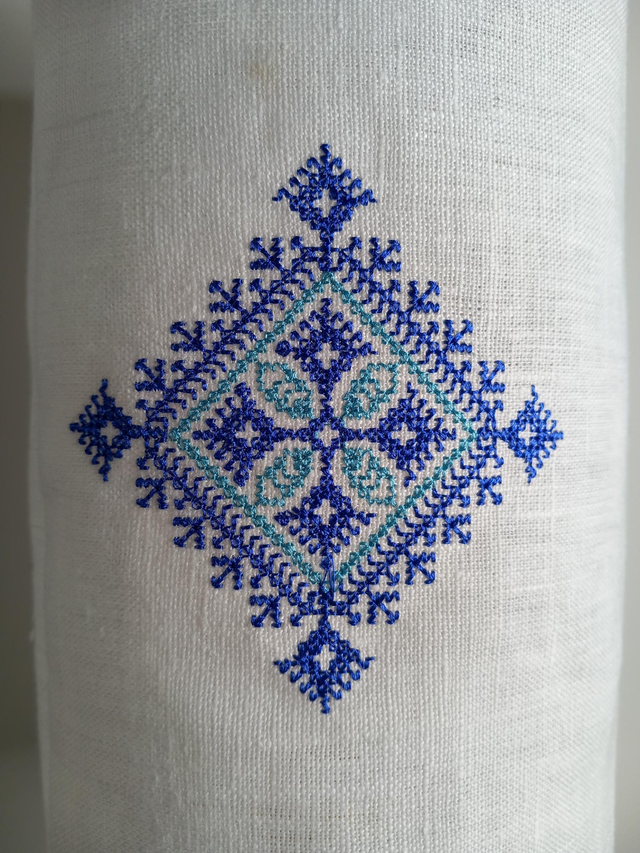 Lampe de table lin artisanale brodée d'un motif marocain - pied de lampe artisanal en céramique bleue Française