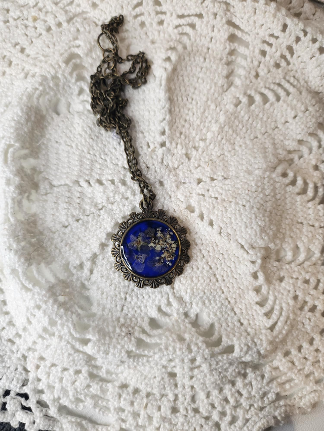 Collier cabochon fleurs séchées fond bleu