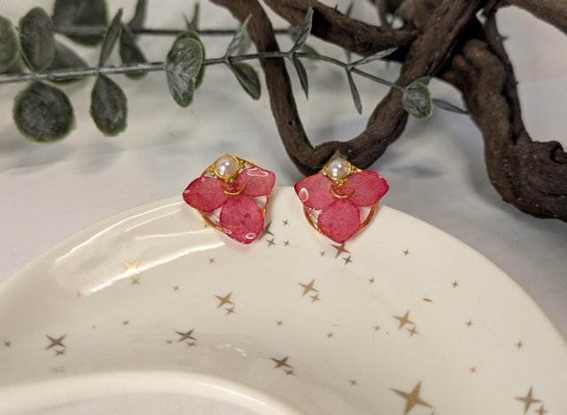 Pendientes de resina de hortensias rojos