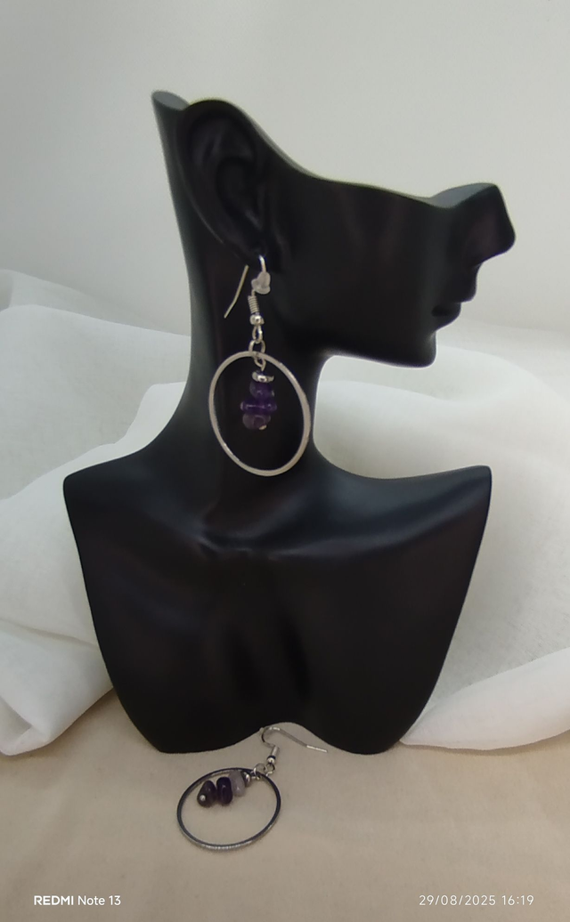 Boucles d&#039;oreilles à crochets et anneau en acier inoxydable et pierres naturelles baroques améthyste.