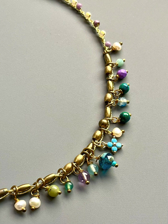 Collier ras du cou en crochet à breloques violettes et vert pâle