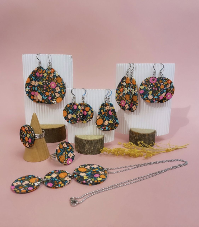 Boucles d'oreilles carton et tissu forme grandes gouttes, collection "1001 fleurs" - fond noir et motifs fleuris multicolores