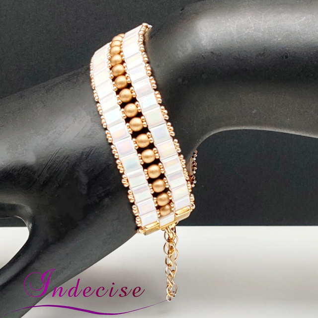 Bracelet en perles japonaises blanches nacrées et or