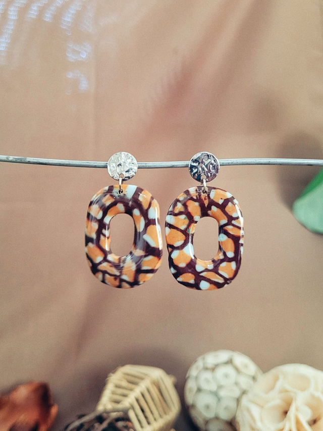 Boucles d’oreilles léopard en argile polymère – ovale résiné