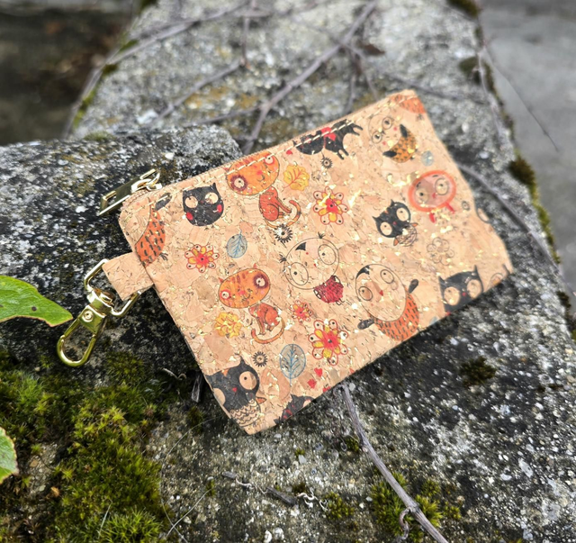 Petit porte-pièces "Kyra" en tissu de liège imprimé et incrustations dorées + mouqueton (fermoir zip)