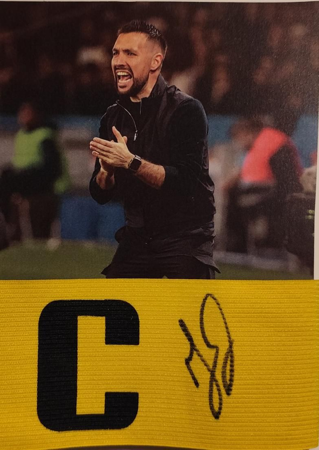 Gesigneerde aanvoerdersband van Farioli