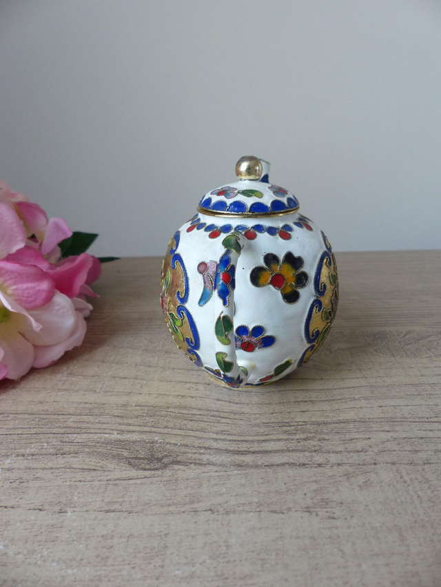 Théière Miniature Cloisonnée Blanche – Décor Floral Doré – Cuivre Émaillé Fait Main – Style Asiatique – Objet de Collection Vintage