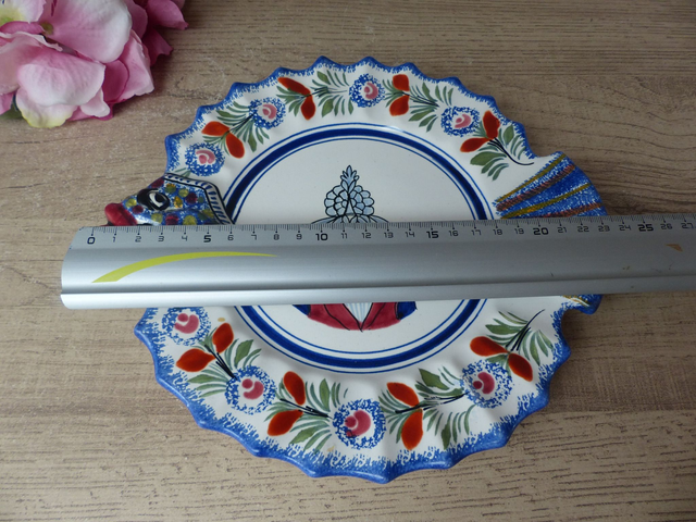 Assiette en forme de poisson décor bretonne, Assiette zoomorphe poisson peint à la main avec support, assiette décoration maison à la mer