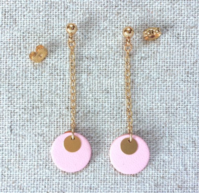 Boucles d’oreilles « Cantabile » dorées, cuir rose pâle 