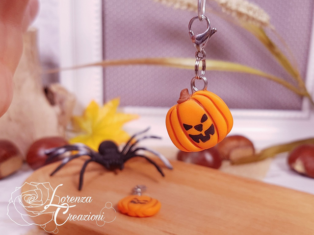 Charm artigianale zucca di Halloween, Jack-o'-lantern, modellata e dipinta a mano in argilla polimerica