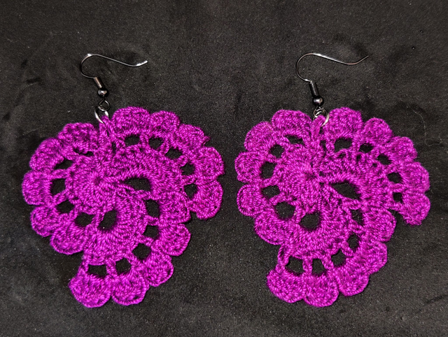 Boucles d&#039;oreilles au crochet spirale rose fuchsia