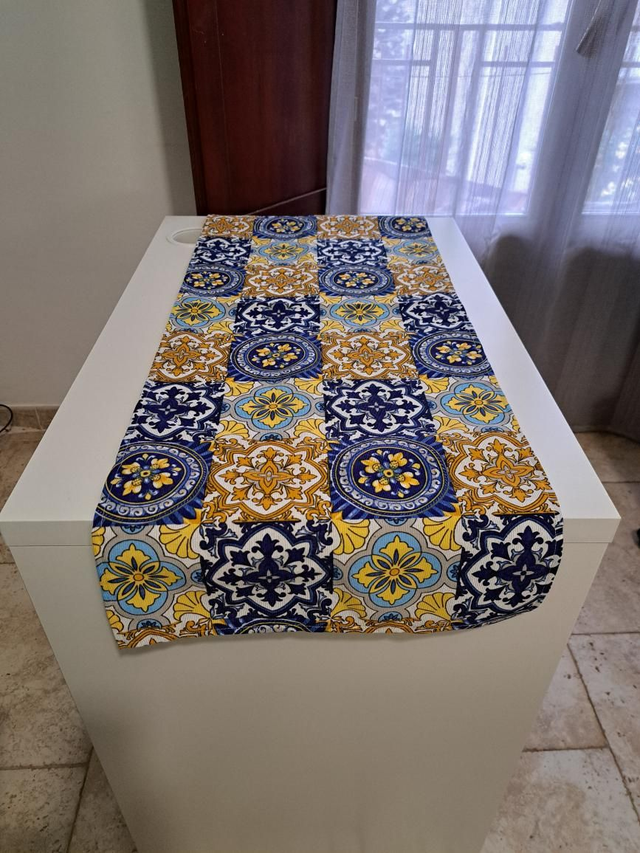 Runner da tavolo in tessuto siciliano con maioliche