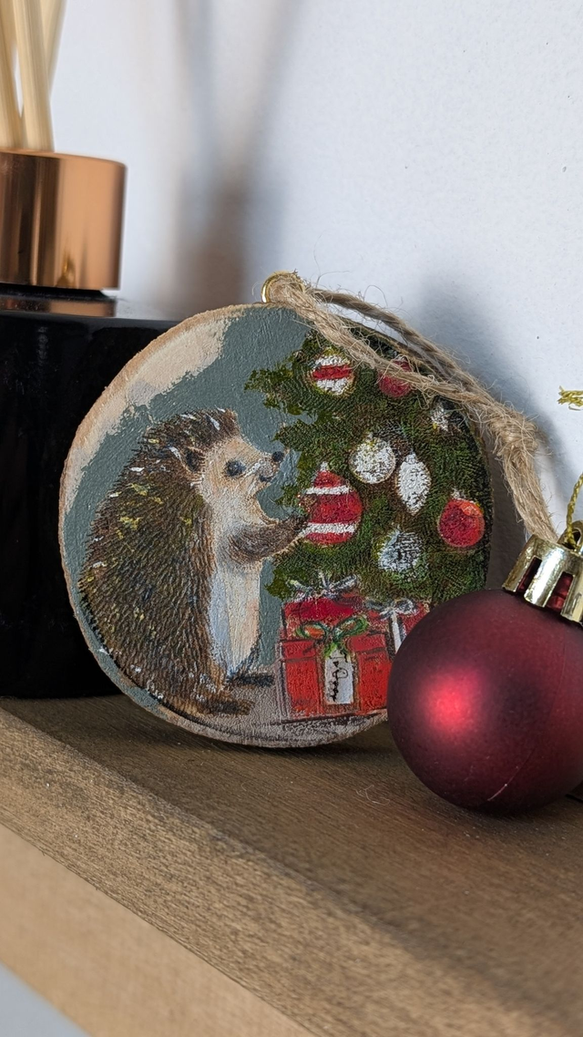 Hedgehog decorating Christmas tree - Log slice