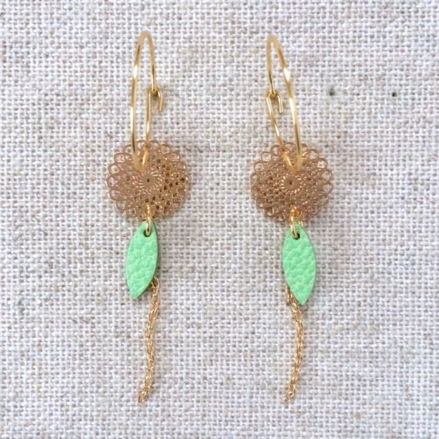 Boucles d’oreilles « Cantino » dorées, cuir vert "mint"
