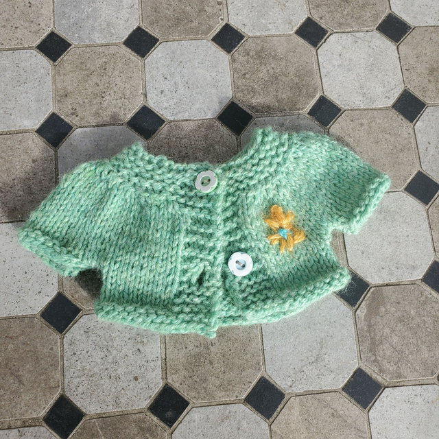Petit gilet court vert tendre pour poupée de 30 à 33 cm