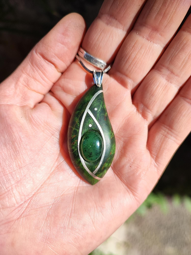 Pendentif en Bois de Bouleau de Carélie stabilisé vert, Jade Néphrite et Argent