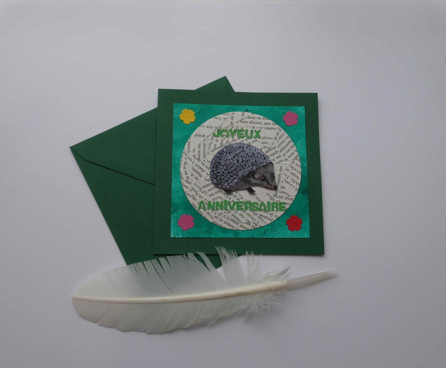 La carte artisanale au joli hérisson d'anniversaire