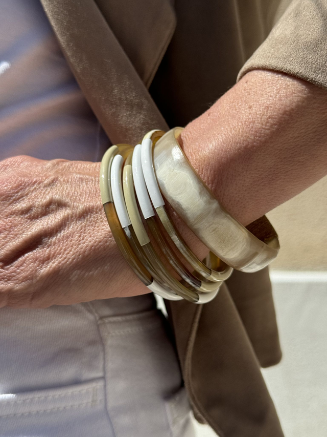 Le Bracelet Corne de buffle tricolore :  blanc/beige/gold laqué en couleur, moitié naturelle  