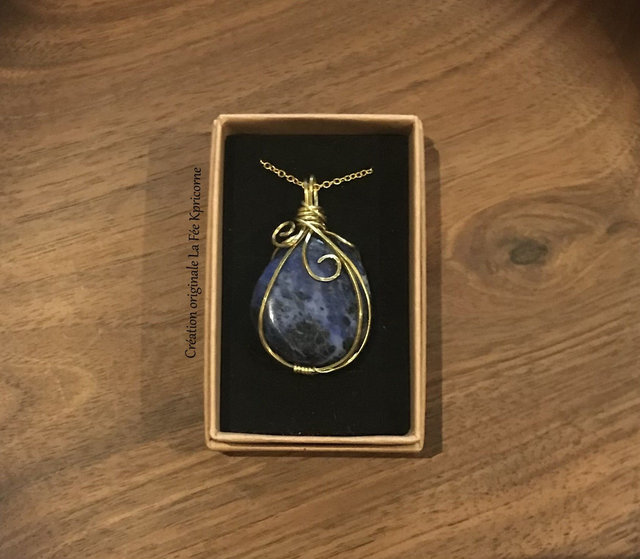 Pendentif SODALITE - BIJOU ARTISANAL Gamme &quot;DANA&quot; - [fils laiton et chaîne inox]