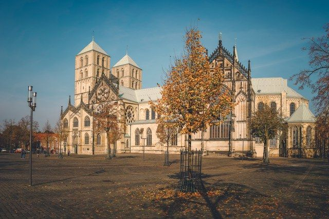 Dom im Herbst