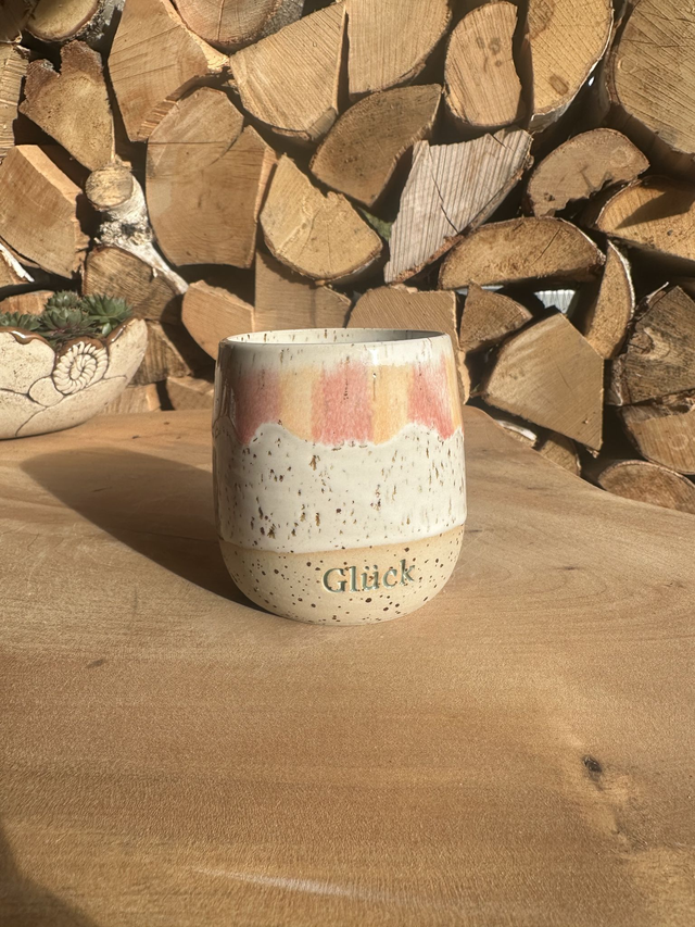 Keramikbecher „Glück“ – handgemacht & rosa-apricot glasiert