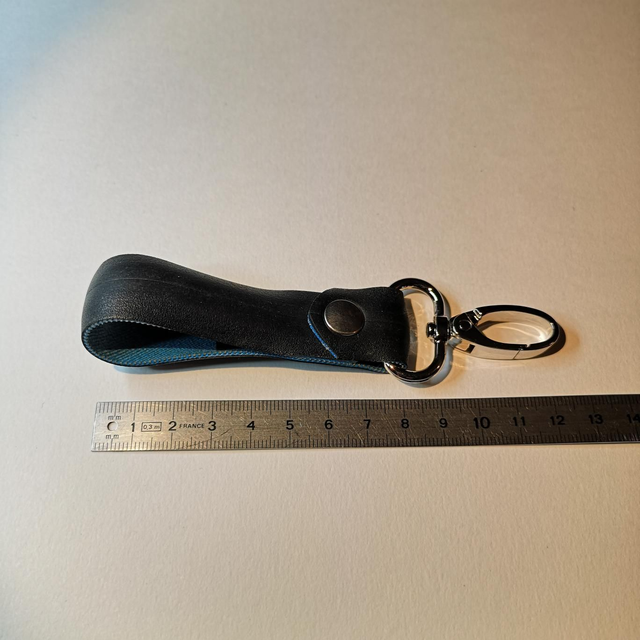 Porte-clès en pneu noir, intérieur bleu.