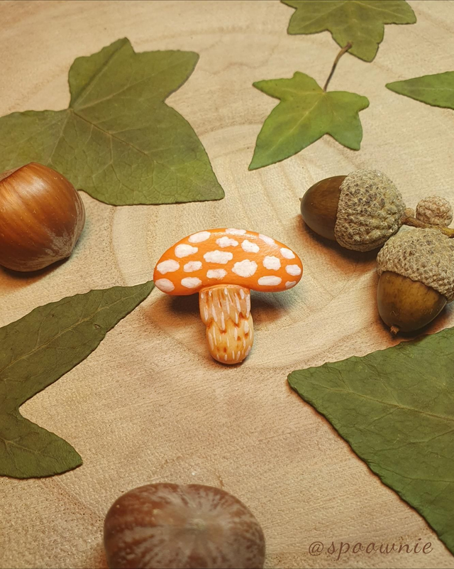 Pins Champignon orange 