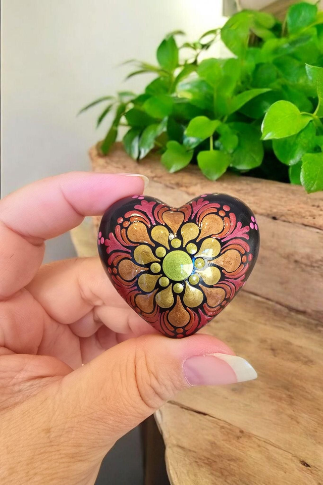 Petit coeur mandala vert, bronze et fuchsia metallisé en pointillisme, pierre de méditation, décoration