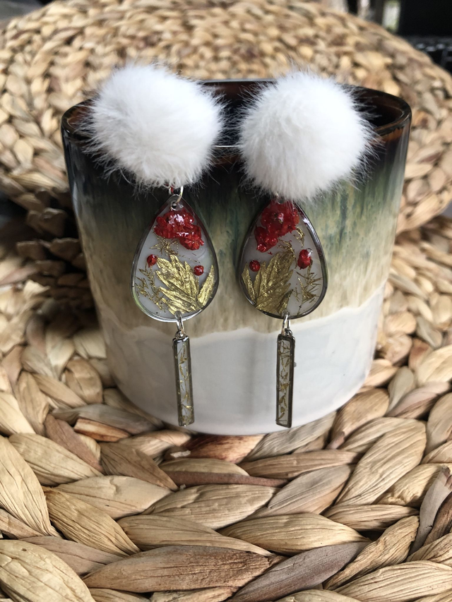 Boucles d'oreilles Cocoon - pompon blanc, fleurs rouges et feuilles dorées