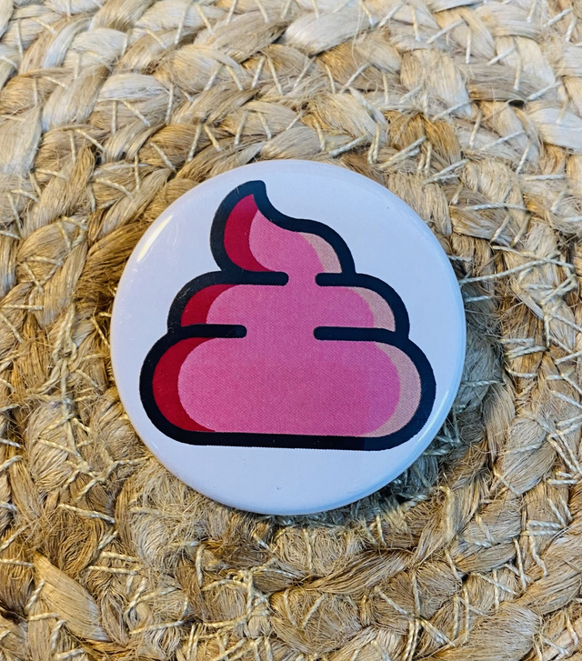 Badge &quot;pour les meufs&quot; Caca rose
